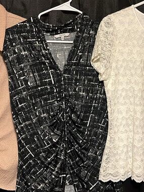 SUNO Black & White Ruched Twist V-Neck Top